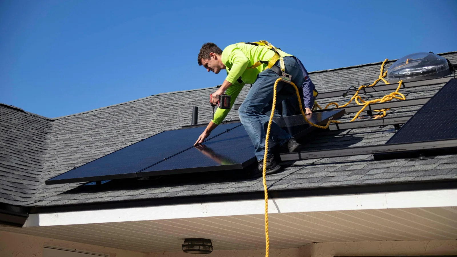 Installateur posant des panneaux solaires sur une toiture