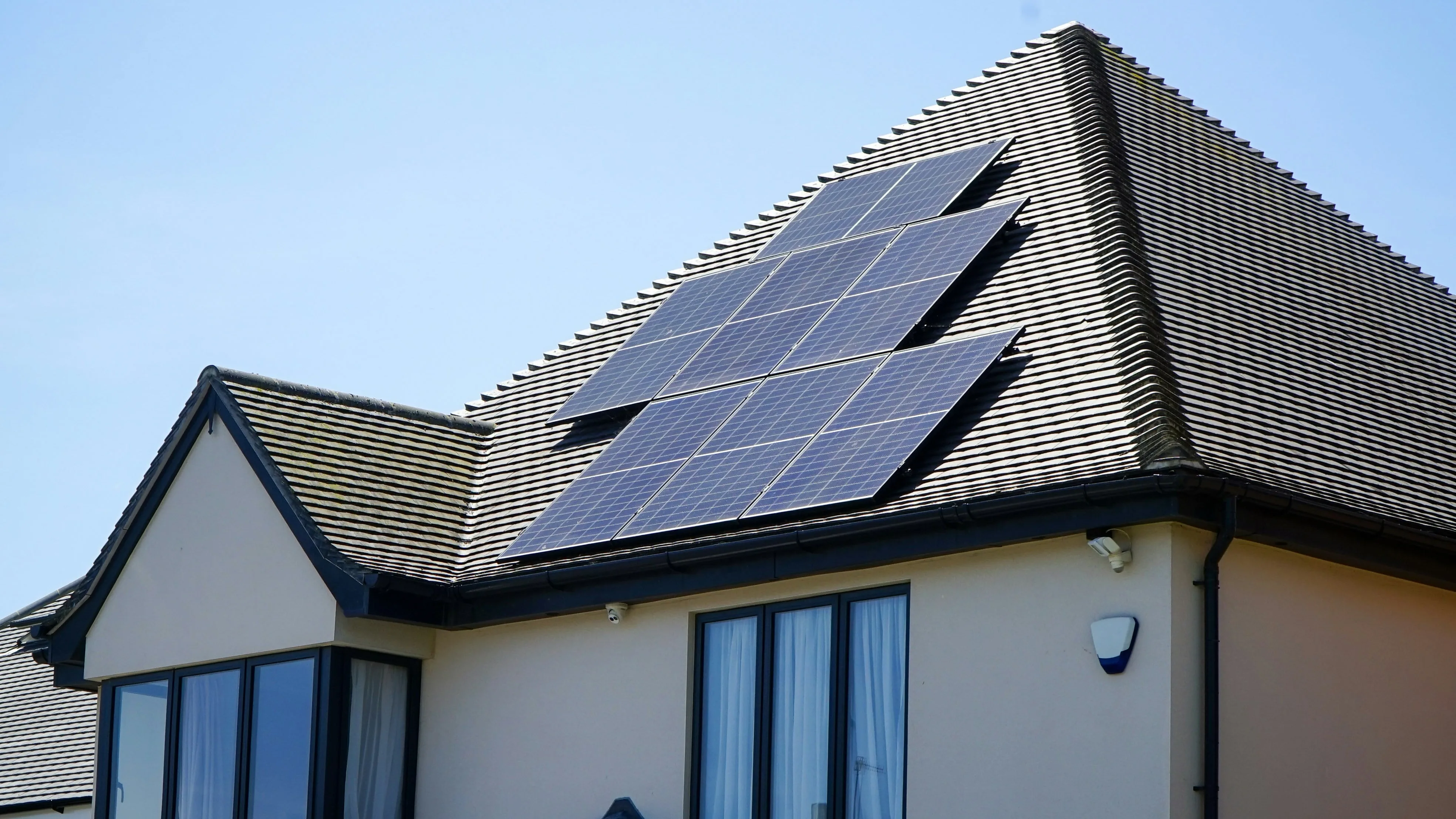 Installation de panneaux solaires sur le toit d'une maison