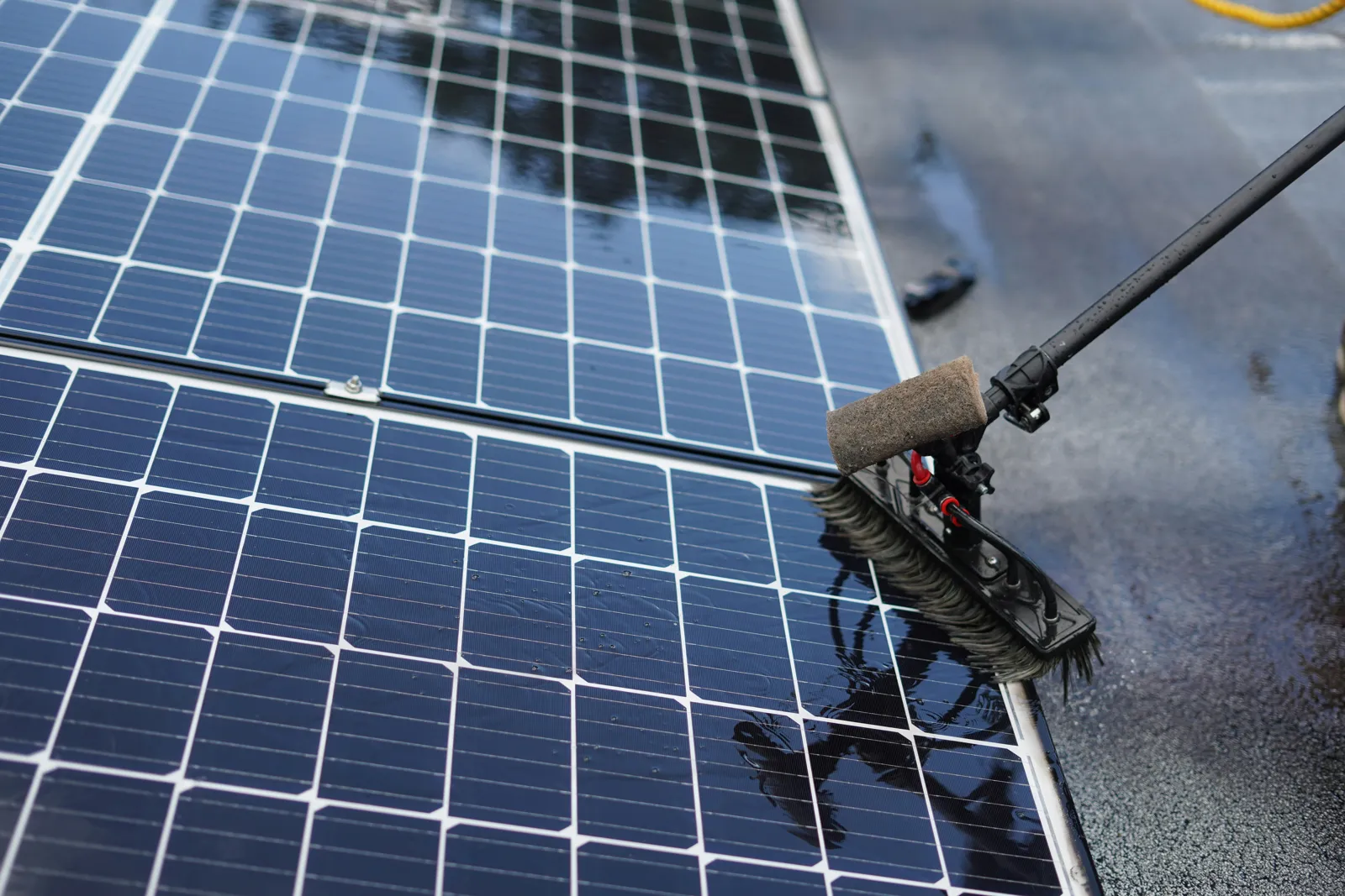 Technicien intervenant sur des panneaux solaires installés sur un toit