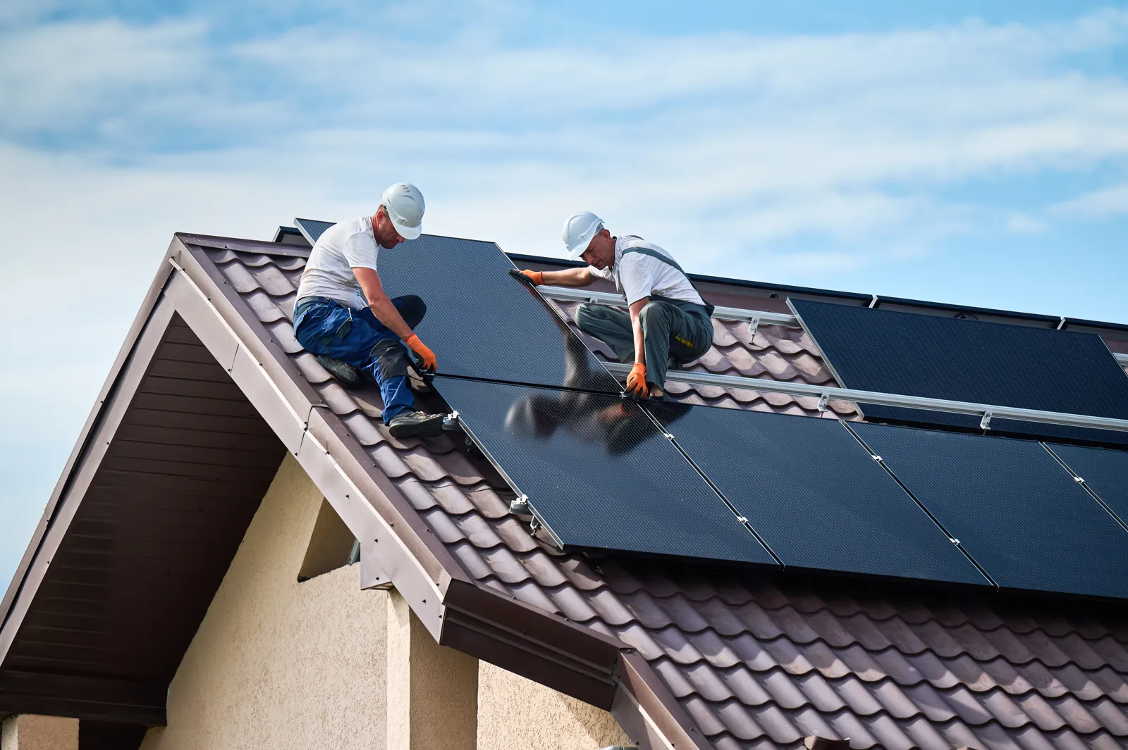 Technicien vérifiant une installation de panneaux solaires en panne